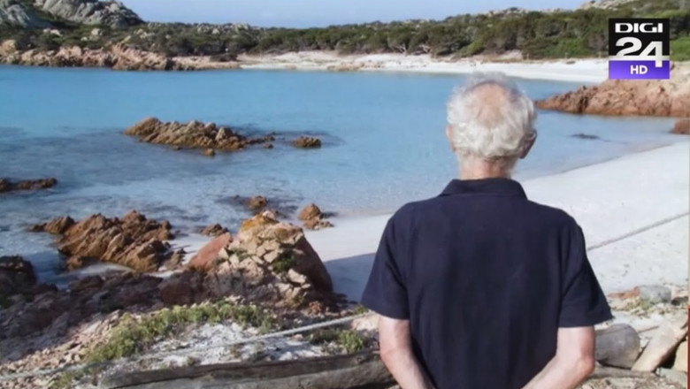 barbat in varsta care se uita la apele albastre din jurul insulei budelli din italia