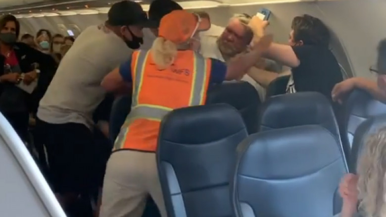 bătaie între pasagerii unui zbor intern din SUA după ce unul a refuzat să poarte mască