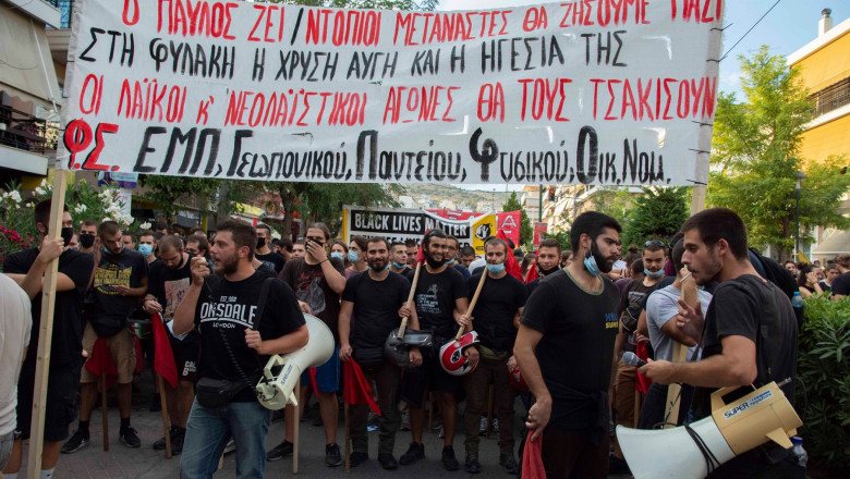 mii de tineri imbracati in negru protesteaza in Atena impotriva partidului neonazist zori aurii
