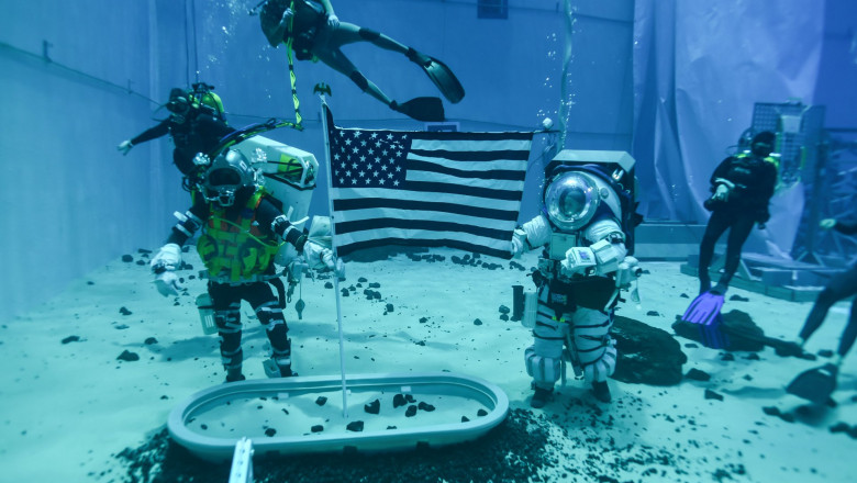 Astronauți testează noile costume spațiale NASA pentru viitoarea misiune pe Lună