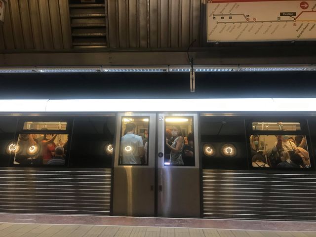 UPDATE. O persoană a încercat să se sinucidă la metrou. Circulația a fost reluată în condiții normale