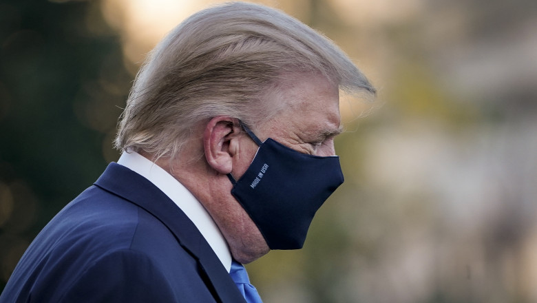 Donald Trump, președintele SUA, purtând mască de protecție, din profil.