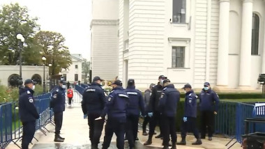 jandarmi in curtea catedralei mitropolitane din iasi