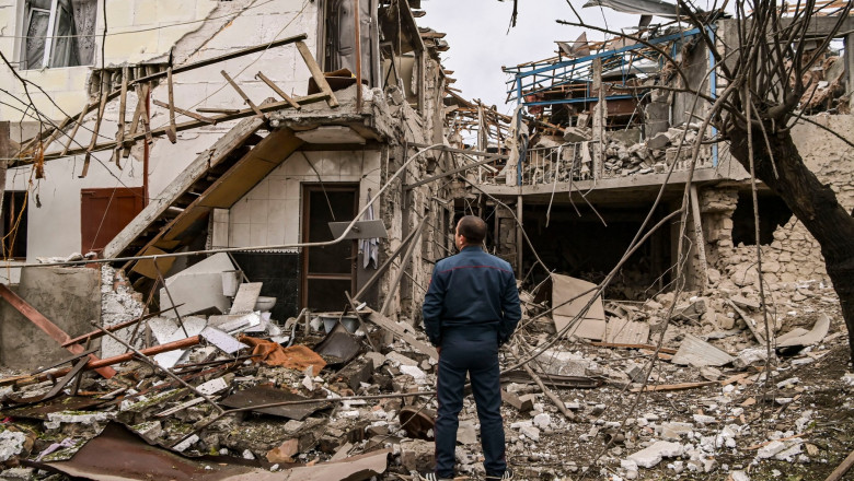Casă distrusă de un bombardament la Stepanakert, în Nagorno-Karabah.