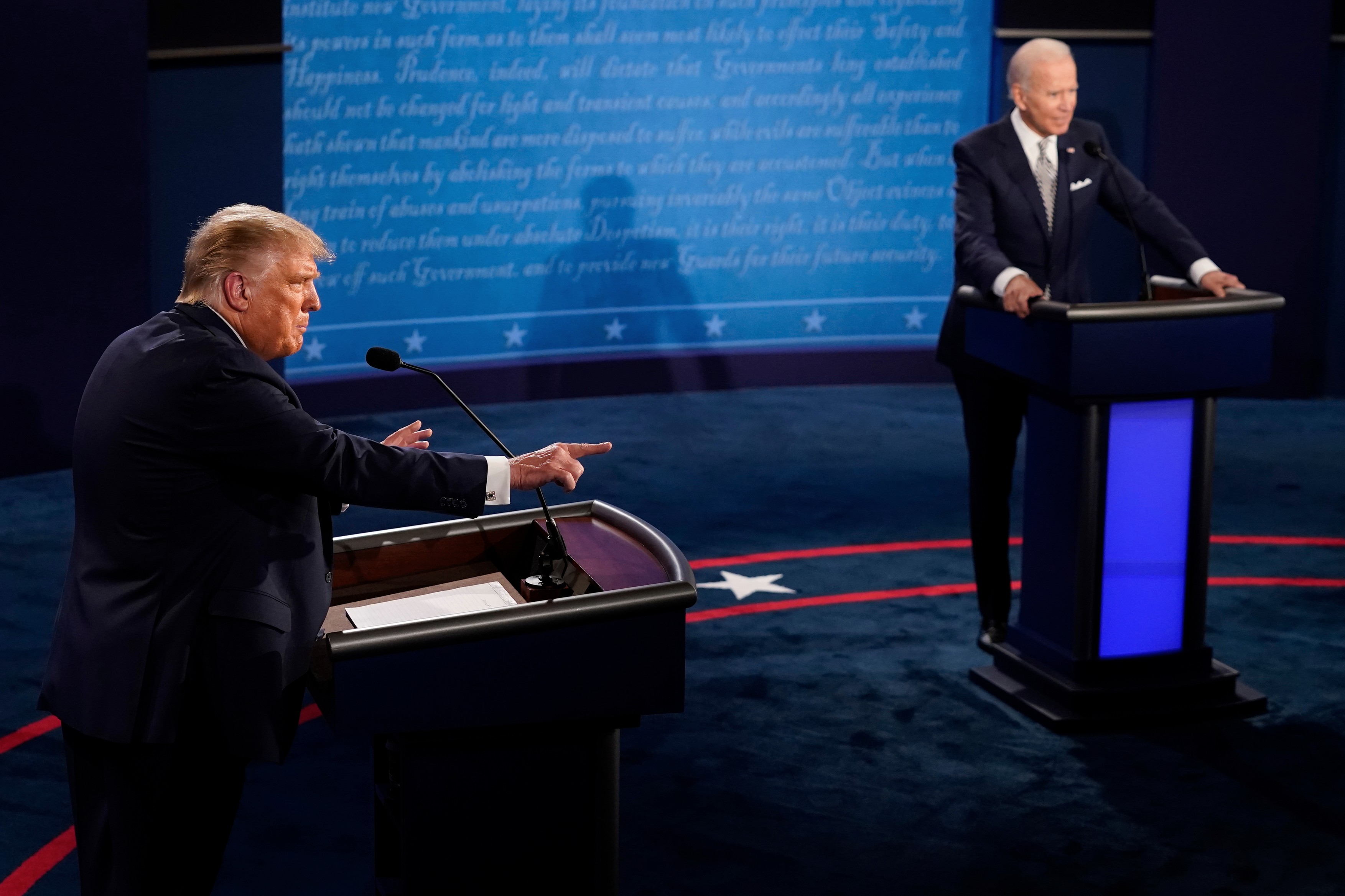 Donald Trump și Joe Biden se înfruntă cu microfoanele oprite în ultima dezbatere înaintea alegerilor din 3 noiembrie