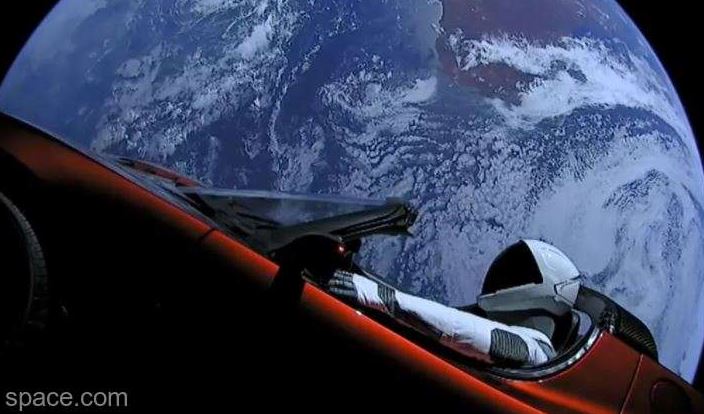 În urmă cu 4 ani, Elon Musk și-a trimis propria mașină în spațiu. Unde au ajuns acum automobilul Tesla și șoferul său, „Starman”