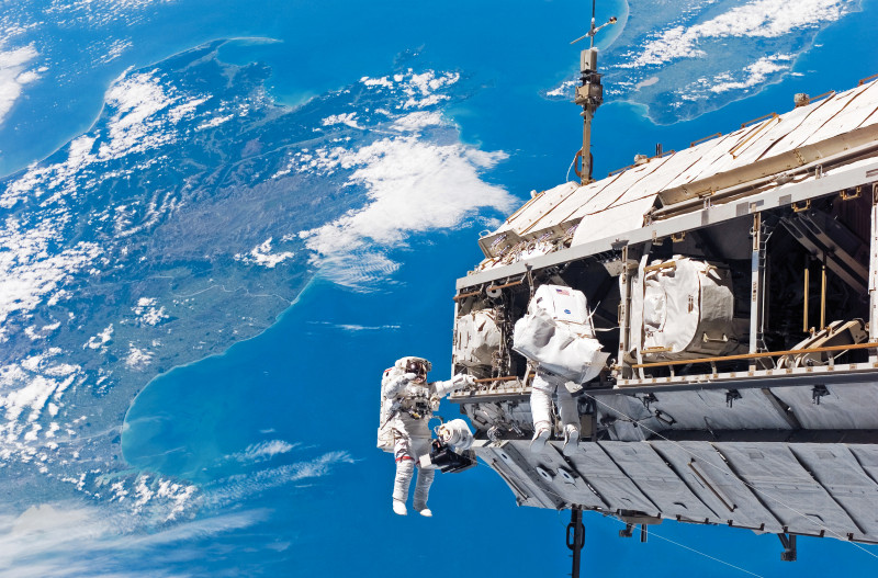 Astronauți fac reparații la bordul Stației Spațiale Internaționale