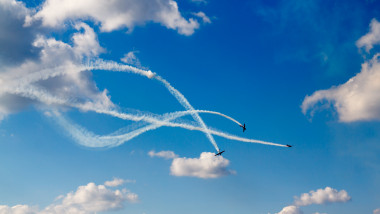 Avioane în luptă pe cer