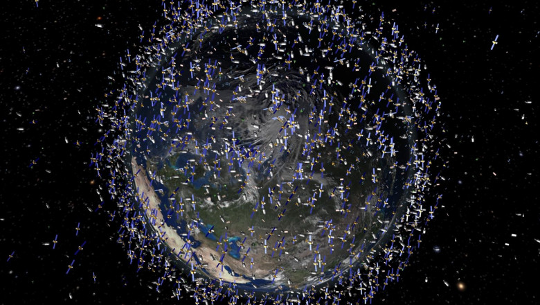 Reprezentare grafică a gunoiului spațial care orbitează în jurul Pământului