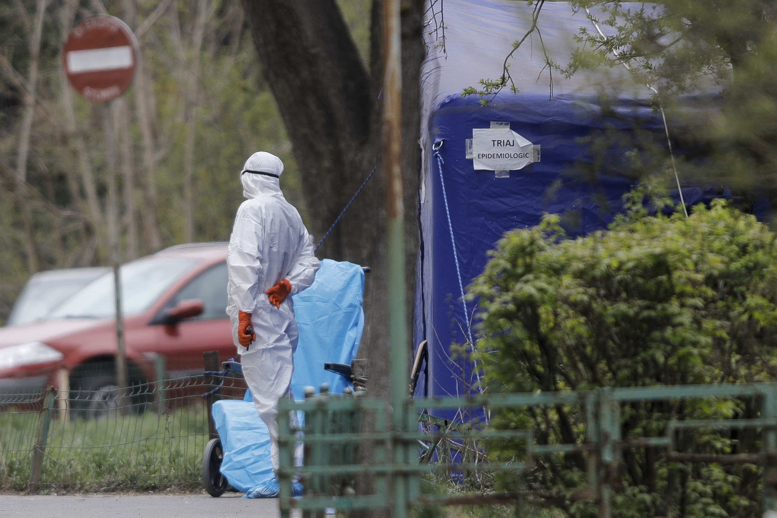 Bătrână ținută opt ore în frig în curtea spitalului din Târgoviște. Fiica ei: A spus că îi e rău, i-au răspuns că mai bine stătea acasă