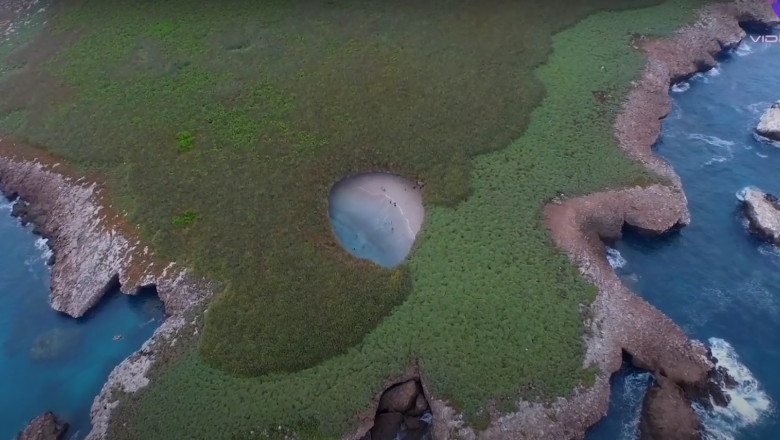 Plaja ascunsă într-un crater