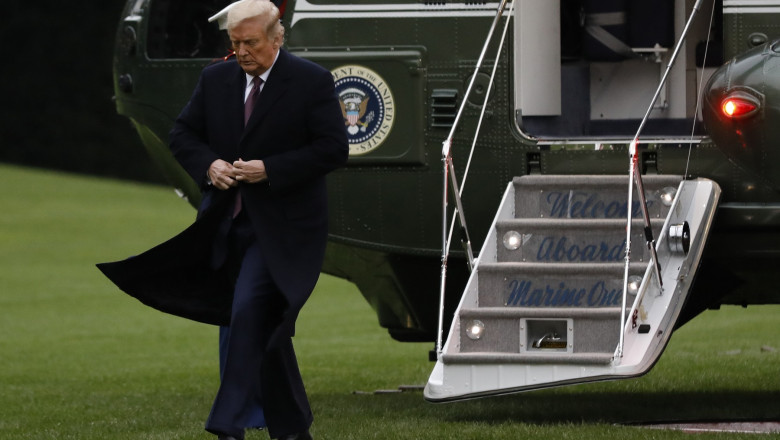 Președintele Donald Trump a coborând din elicopterul Marine One, care l-a adus de la un eveniment electoral la care a participat joi în New Jersey