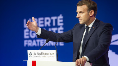 Macron tine un discurs si gesticuleaza