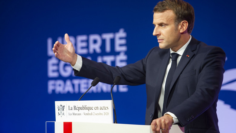 Macron tine un discurs si gesticuleaza