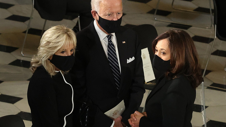 Joe Biden, Jill Biden și Kamala Harris la catafalcul judecatoarei Ruth Ginsburg