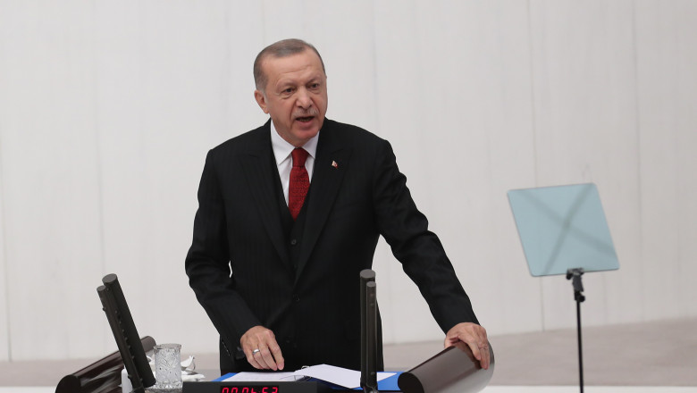 Președintele Turciei, Recep Tayyip Erdogan, se adresează parlamentarilor turci la Ankara.