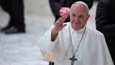 Papa Francisc salutând lumea.
