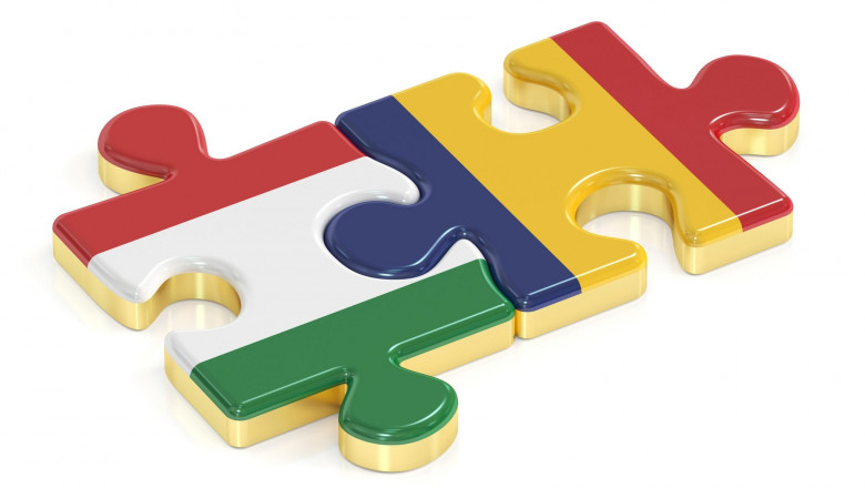 Piese de puzzle rezprezentând steagurile României și Ungariei, unite