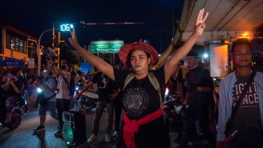 Protestatarii din Thailanda folosesc un gest din seria Hunger Games pentru a protesta fata de monarhie