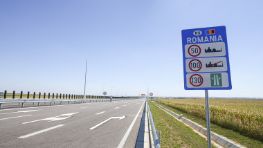 indicator de autostrada pe care scrie romania.