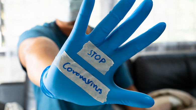 mana cu manusa pe care scrie stop coronavirus