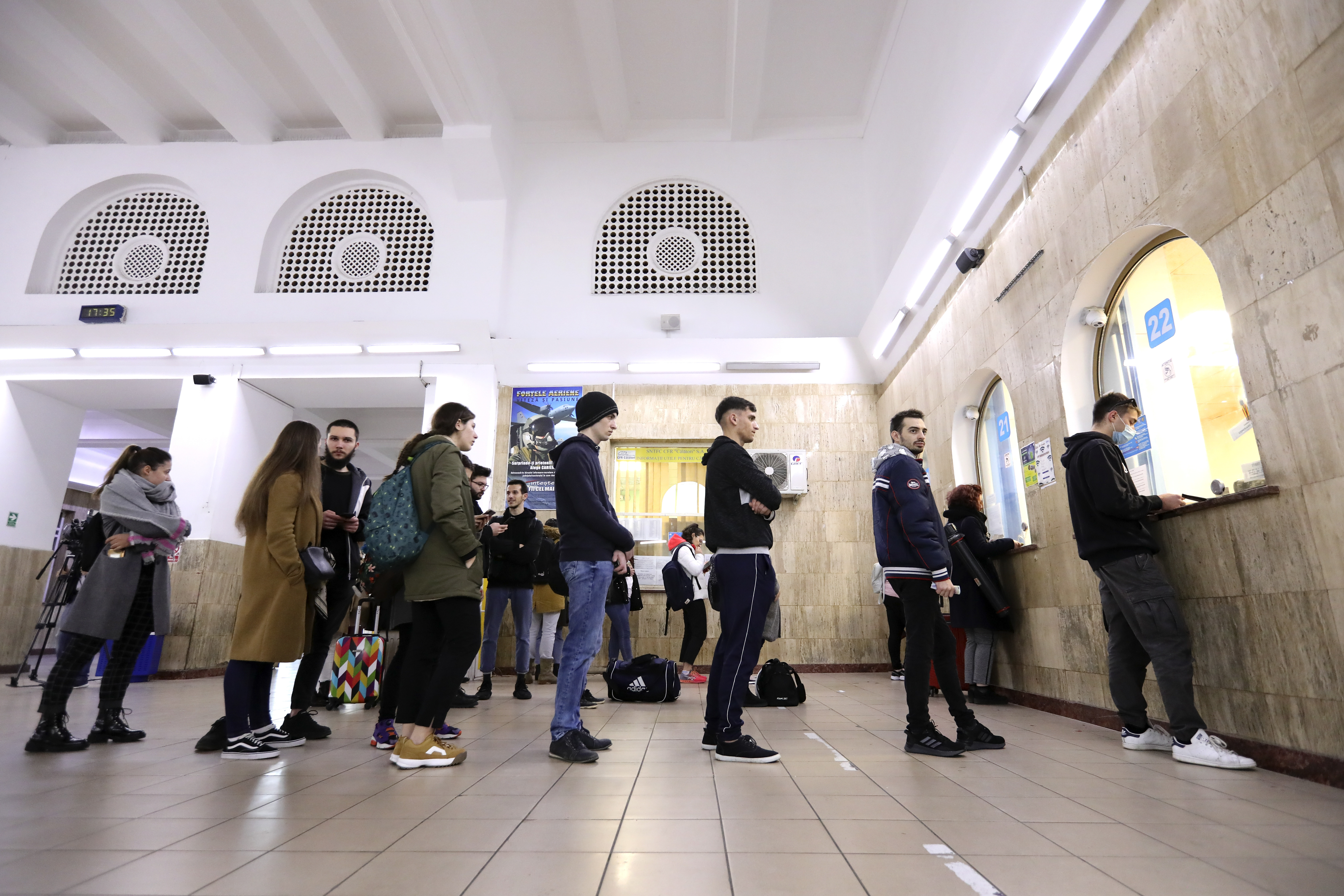 Studenții nu vor mai putea călători gratuit cu trenul peste tot. Orban: E o propunere să se revină la vechiul sistem