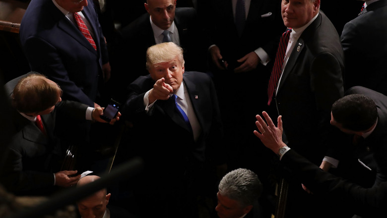 Donald Trump se uită la cameră și arată cu degetul, în timpul primului său discurs State of the Union din Congres