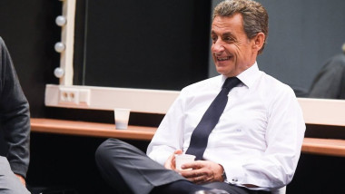 Nicolas Sarkozy cu cafea in mana
