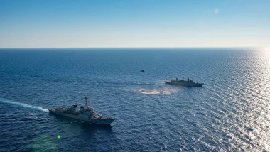 doua nave militare si elicopter pe mare