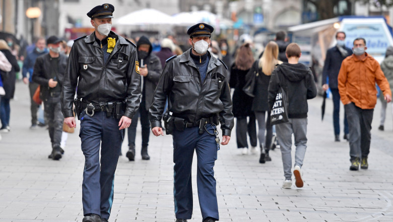poliţişti cu mască din Germania patrulează prin mulţime în Munchen