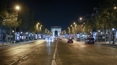 Paris, Champs Elysees, după impunerea noilor restricţii de circulaţie
