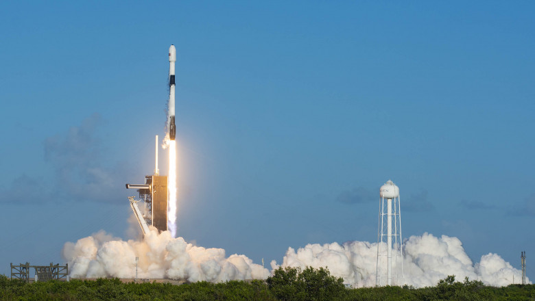 Falcon 9 se pregătește de lansare
