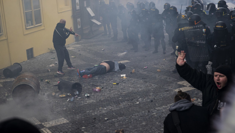 Poliţia a recurs la gaze lacrimogene şi tunuri cu apă împotriva unei manifestaţii la Praga împotriva măsurilor antiepidemice