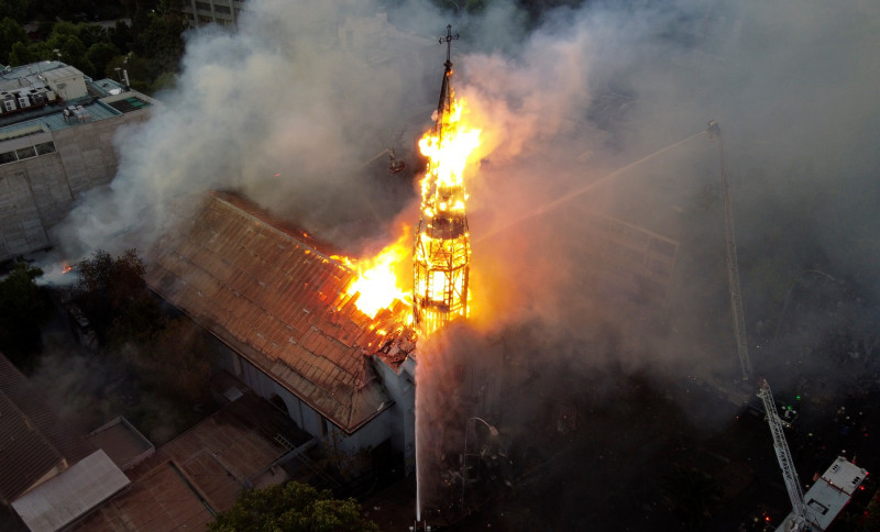 Biserici incendiate in Santiago de Chile