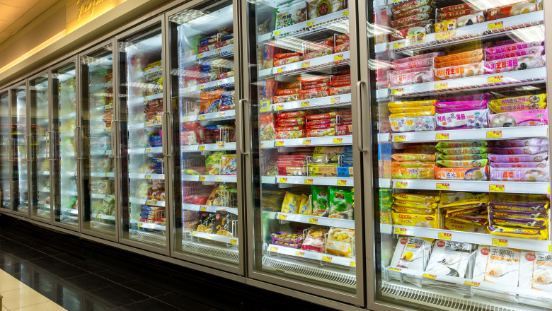alimente congelate in vitrine frigorifice