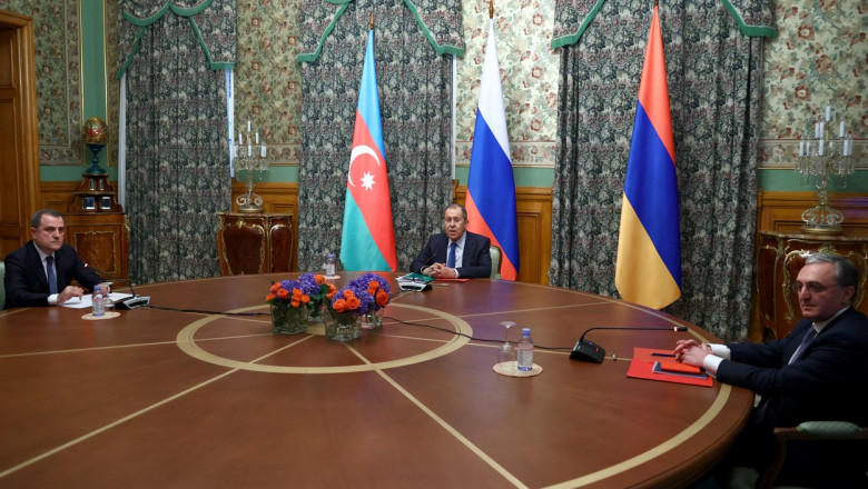 Ministrul de externe al Azerbaidjanului, Jeihun Bairamov (stânga), ministrul de externe al Rusiei, Serghei Lavrov, și ministrul de externe al Armeniei, Zohrab Mnatsakanian au avut negocieri la Moscova pentru Nagorno-Karabah