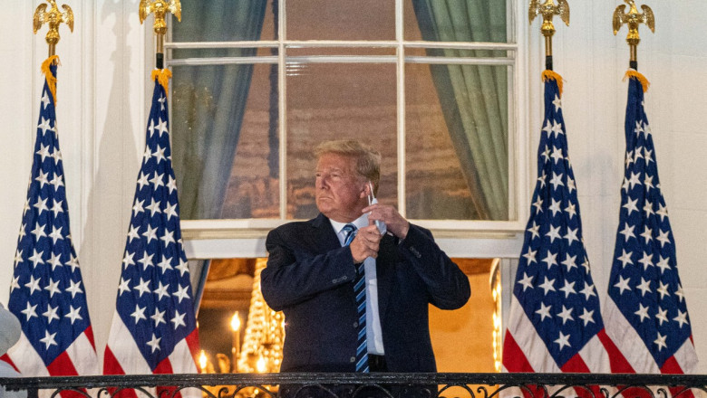 5 octombrie 2020. Revenit din spital, președintele Donald Trump iese pe balconul Casei Albe și își dă jos masca, știind că este filmat și fotografiat de presă
