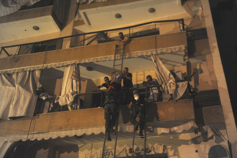 Persoane evacuate din apartamente după a doua explozie devastatoare din Beirut