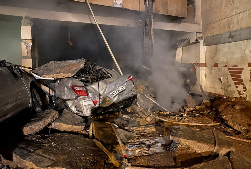 Mașină strivită de bucăți de zid și tencuială după a doua explozie din Beirut