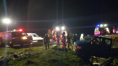 Intervenție la limită pentru salvarea unor răniți dintr-un vehicul rămas suspendat după ce s-a răsturnat pe DN1.