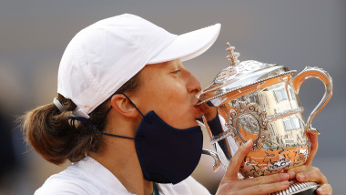 Iga Swiatek saruta trofeul Roland Garros pe care l-a castigat in 2020