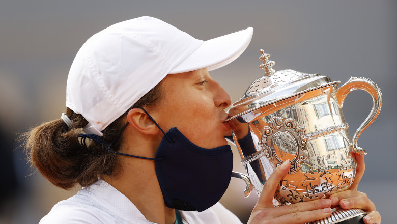 Iga Swiatek saruta trofeul Roland Garros pe care l-a castigat in 2020