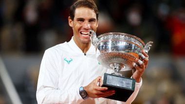 Rafael Nadal musca din trofeul Roland Garros pe care l-a castigat in 2020 pentru a 13 oară