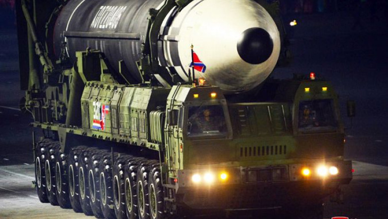 Cel mai nou model de rachetă nucleară prezentat la parada militară din Coreea de Nord