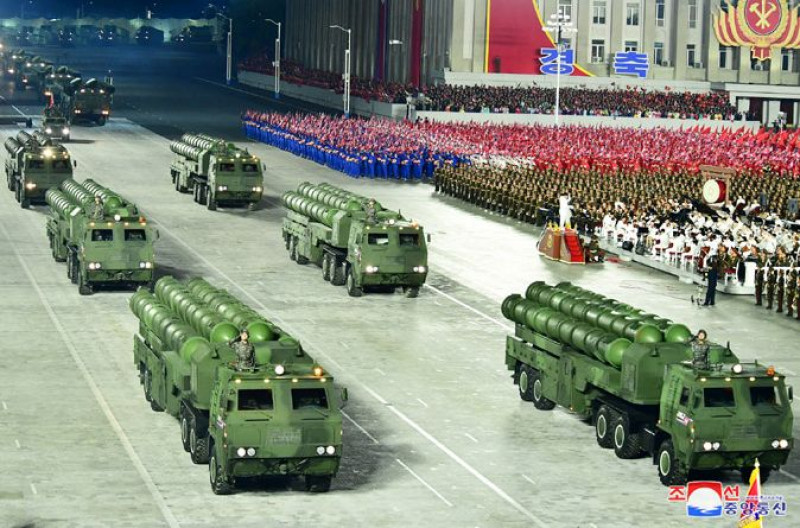 vehicule care transportă rachete balistice la parada militară din Coreea de Nord