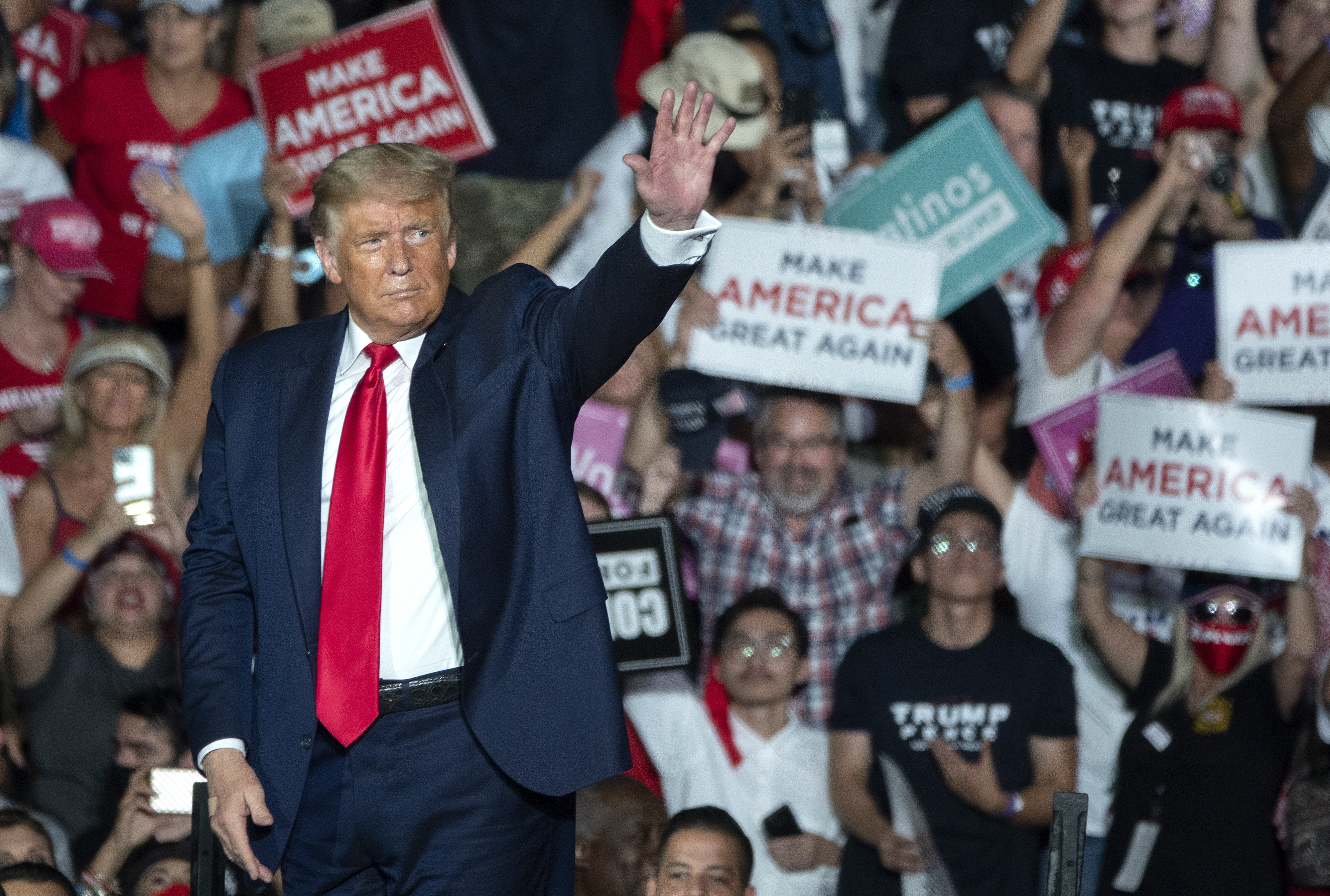 Donald Trump spune că femeile îl susțin în alegeri pentru că a mărit presiunea apei la mașinile de spălat vase