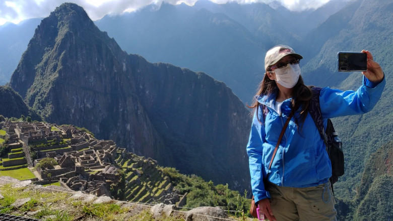 turist cu masca la Macu Picchu
