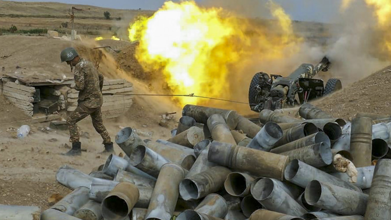 Militari trag cu artilerie grea în nagorno karabah