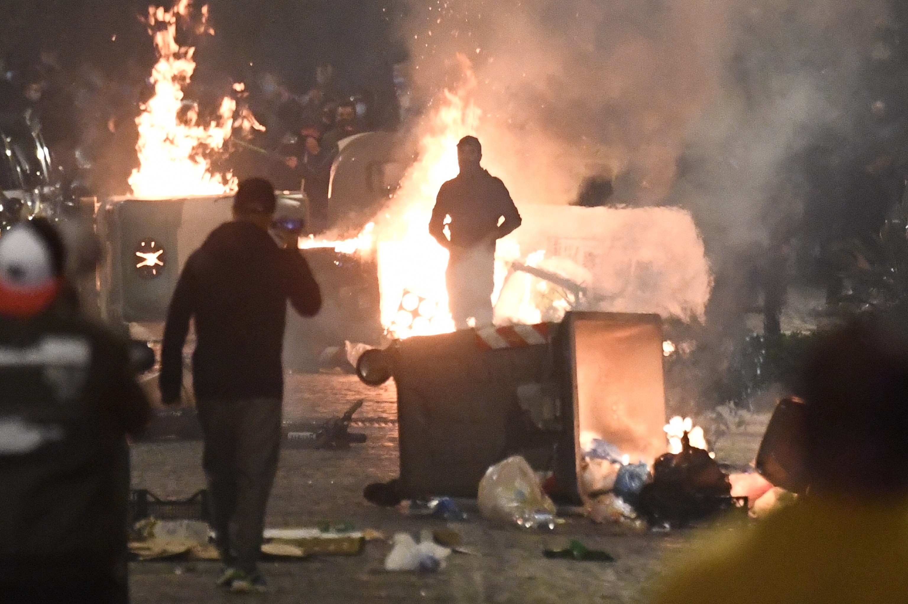 Ciocniri violente între manifestanți și polițiști în Napoli, la protestele față de măsurile anti-COVID. "Vom închide totul"