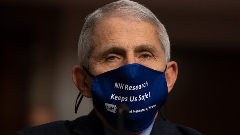 Dr. Anthony Fauci, purtând mască de protecție